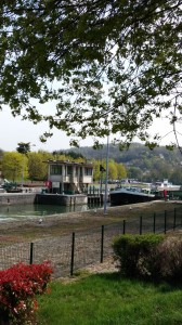 péniche arrivant à l'écluse